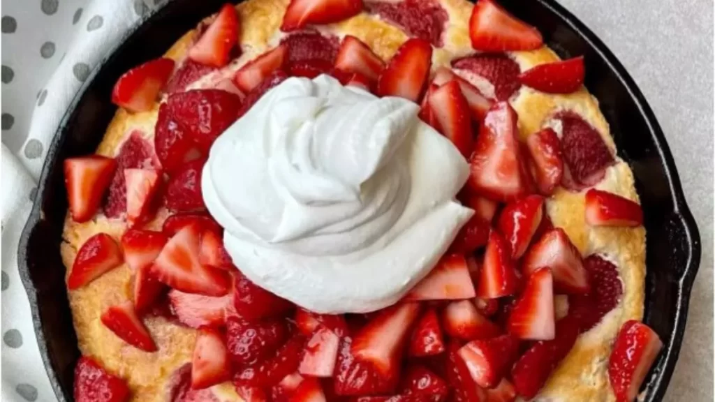 Esta tarta de fresas en sartén es todo lo que quieres en un postre de primavera